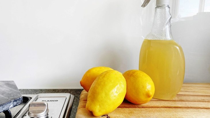 Как лимонный сок применить в уборке: три способа