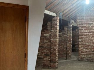 Жінка купила квартиру і виявила дивні двері: що за ними ховалося