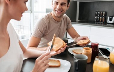 Що не можна їсти на сніданок на думку дієтологів: 8 продуктів, які ми звикли споживати зранку  