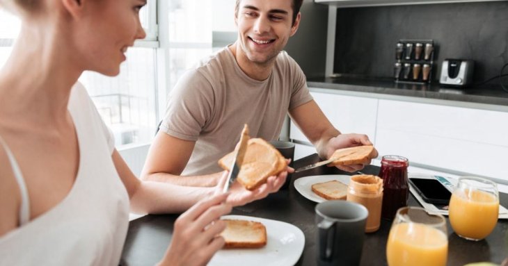 Що не можна їсти на сніданок на думку дієтологів: 8 продуктів, які ми звикли споживати зранку