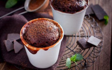 Шоколадный кекс в чашке: рецепт десерта, на приготовление которого идет 5 минут