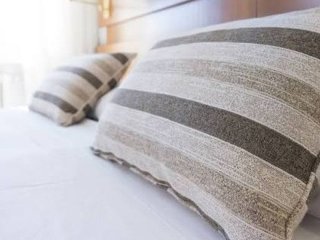 Як освіжити подушку без прання: прості способи прибрати запах і пил