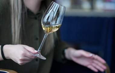 Вживання алкоголю викликає ламкість нігтів та випадання волосся