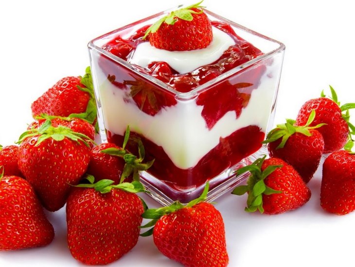 Простой десерт с клубникой и йогуртом, который точно достоин вашего внимания