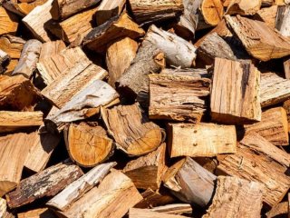 Скільки дров потрібно для опалення будинку: орієнтовний розрахунок на зиму