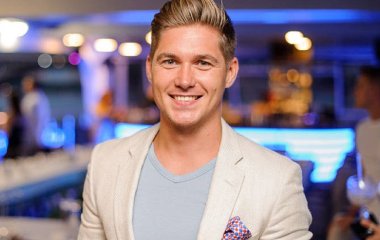 Владимир Остапчук показал, как вместе с 23-летней женой гулял по осеннему парку