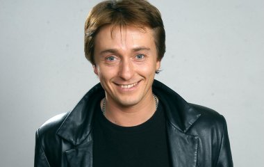 Сергей Безруков показал, как его дочь гуляет с новорожденным братом