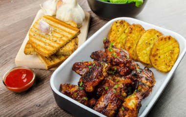 Хрустящие крылышки с картошкой в духовке: ничего проще вы не готовили