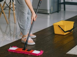 Пил не осідатиме тижнями і в домі буде ідеальна чистота: додайте це у воду для миття поверхонь