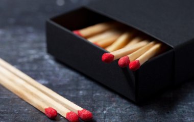 Навіщо кмітливі господині залишають коробочку сірників у шафі: покладіть — і ви не пошкодуєте