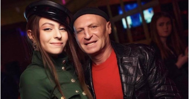 Донька Олі Полякової показала батька на пляжі без фірмової шапки і привітала його з важливим святом