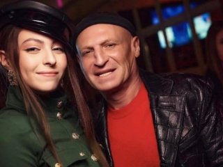 Донька Олі Полякової показала батька на пляжі без фірмової шапки і привітала його з важливим святом