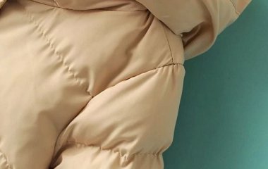 Лайфгаки чим почистити куртку, пуховик від блиску та бруду без прання
