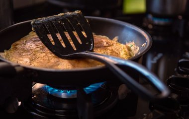 Почему пригорает сковорода и как это исправить: причины и практические советы