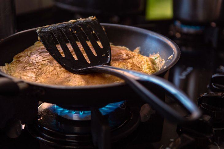 Почему пригорает сковорода и как это исправить: причины и практические советы