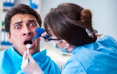 Стоматолог розповів, як поза уві сні може позначитися на прикусі та формі обличчя