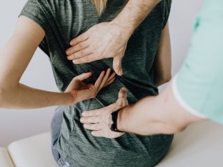 Як сидяча робота руйнує хребет: ефективні способи захистити спину і шию від болю
