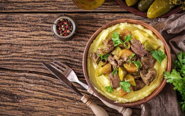 Куриная печень с тушеными яблоками