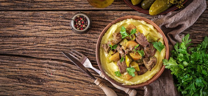 Куриная печень с тушеными яблоками