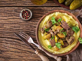 Куриная печень с тушеными яблоками