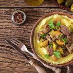 Куриная печень с тушеными яблоками