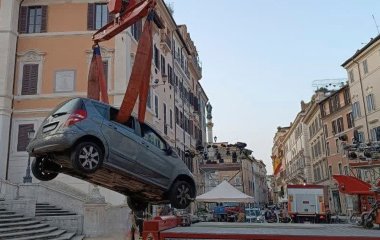 Як його туди занесло: чоловік заїхав машиною на історичну пам’ятку і застряг (відео)