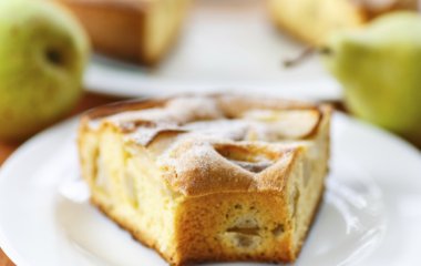 Грушевая шарлотка