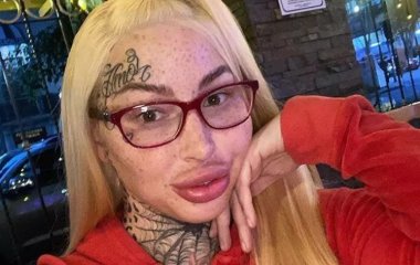 Надувшая себе гигантскую вагину фрик-дива зататуировала декольте пауками и паутиной