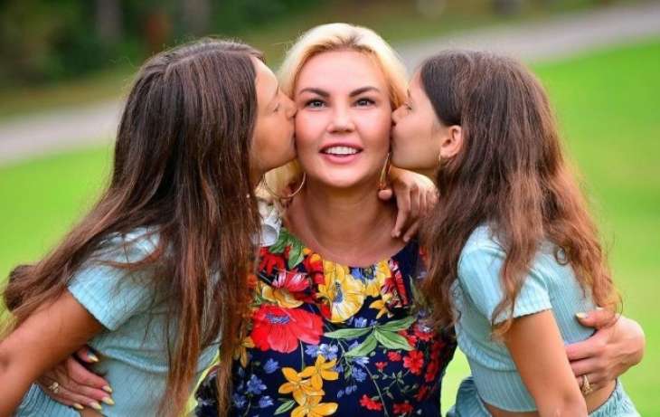 Камалия показала редкое фото с дочерьми, которых ее экс-муж забрал в Лондон