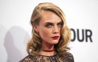 Кара Делевинь украсила обложку «VOGUE»