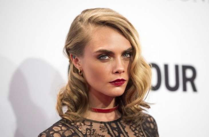 Кара Делевинь украсила обложку «VOGUE»