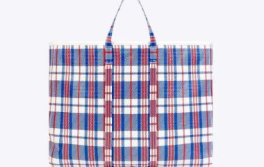 Balenciaga выпустил клетчатую хозяйственную сумку. Она стоит более 2 тысяч долларов. Фото