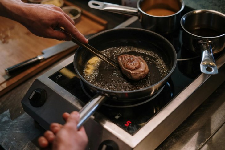 Засунула сковороду в поліетиленовий пакет – і нагар зник буквально за 5 хвилин