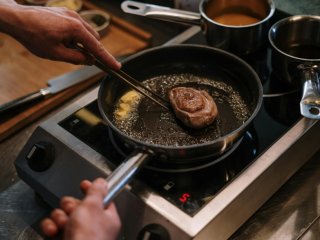 Засунула сковороду в поліетиленовий пакет – і нагар зник буквально за 5 хвилин