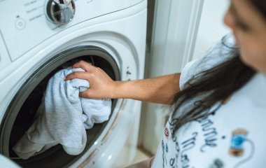 Як швидко висушити одяг у пральній машині: метод із сухим рушником