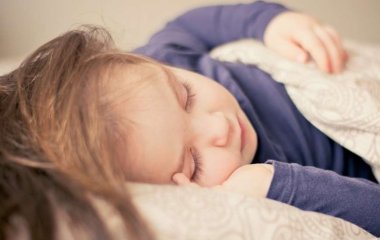 Ученые назвали лучшую позу для здорового сна