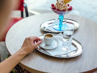 Чому важливо пити каву зі склянкою води: названо 4 причини