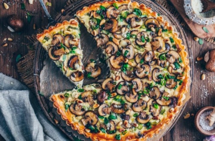 Киш с грибами и зеленым луком