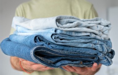Ніколи не періть джинси ось так: найголовніша помилка, яка одразу зіпсує ваші улюблені штани