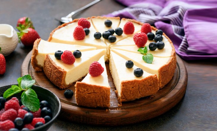 Полуничний чізкейк без випічки: елементарні інгредієнти та мінімум часу