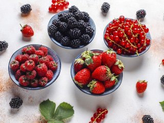 Фрукти та ягоди, які не можна їсти щодня. Дієтологи дали пораду