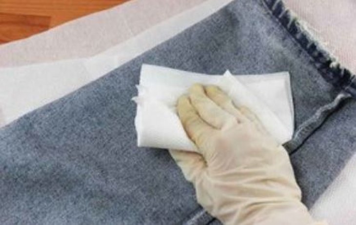 Як відпрати пляму від зеленої трави з джинсів