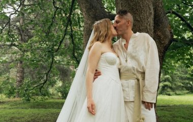 Дружина Євгена Клопотенка зворушила відео з їхньої весільної церемонії під зливою