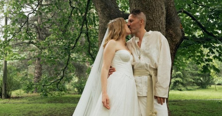 Дружина Євгена Клопотенка зворушила відео з їхньої весільної церемонії під зливою