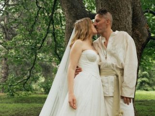Дружина Євгена Клопотенка зворушила відео з їхньої весільної церемонії під зливою