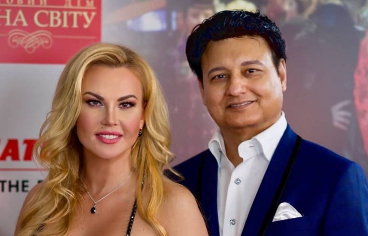 Камалия показалась в объятиях экс-мужа Мохаммада Захура и с дочерьми в Лондоне