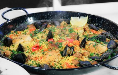 Вкусная паэлья с мидиями, курицей и колбасой