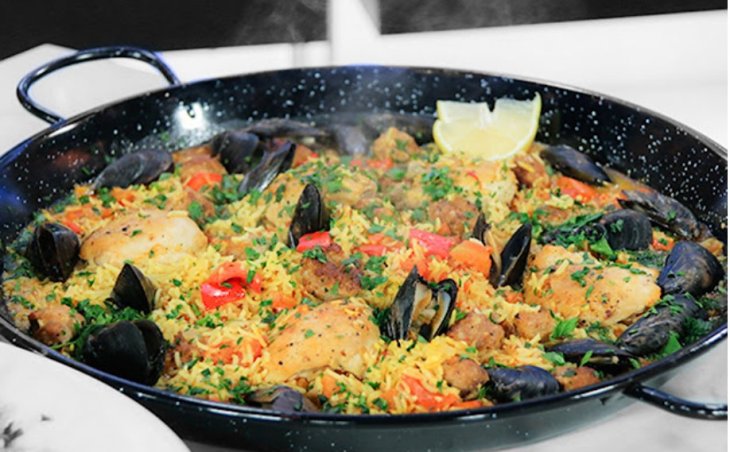 Вкусная паэлья с мидиями, курицей и колбасой
