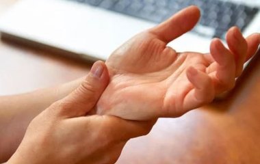 Названо симптом підвищеного холестерину у вигляді проблем із пальцями