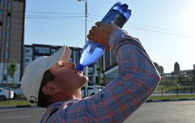 Терапевт пояснила, скільки можна та потрібно пити води